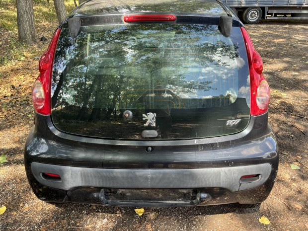 Peugeot 107 lámpa lökhárító csomagtér ajtó sárvédő negyed