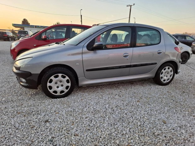 Peugeot 206 1.4 Presence 132.715km-t futott gar...