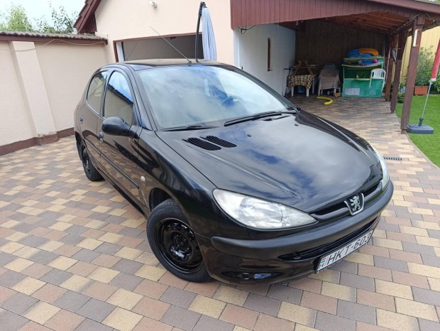 Peugeot 206 1.4 XT kljmás. megkímélt családi au...