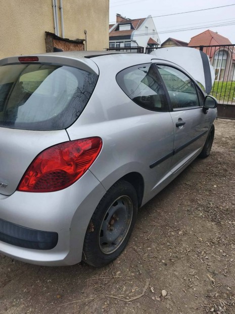 Peugeot 207 jobb h�ts� l�mpa 