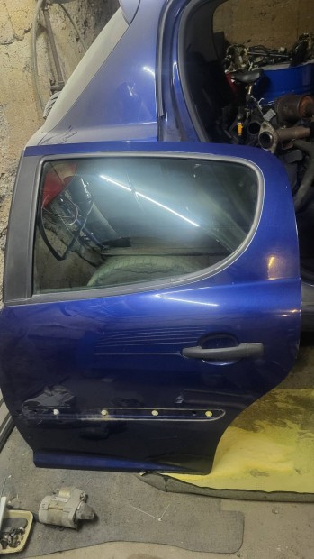 Peugeot 207 sérült jobb hátsó ajtó.