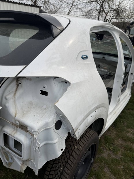 Peugeot 208 h�ts� s�rv�d� l�mpa h�tfal csomagterajt� k�sz�b oszlop