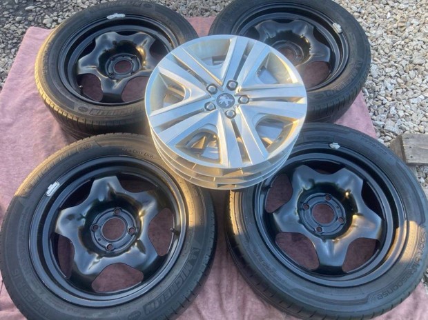 Peugeot 208 struktur felni 195/55 R16 gumikkal