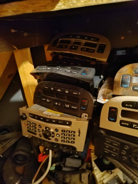 Peugeot 607 fejegységek és klímavezérlők.