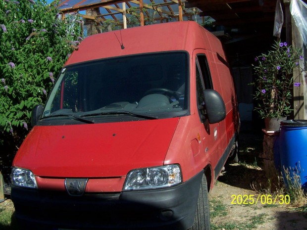 Peugeot Boxer 2,8, 3,5tösszsúlyú, emelőhátfalas furgon