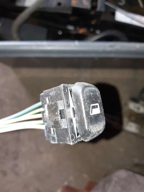 Peugeot Partner 02-08 Ablakemel� Kapcsol�