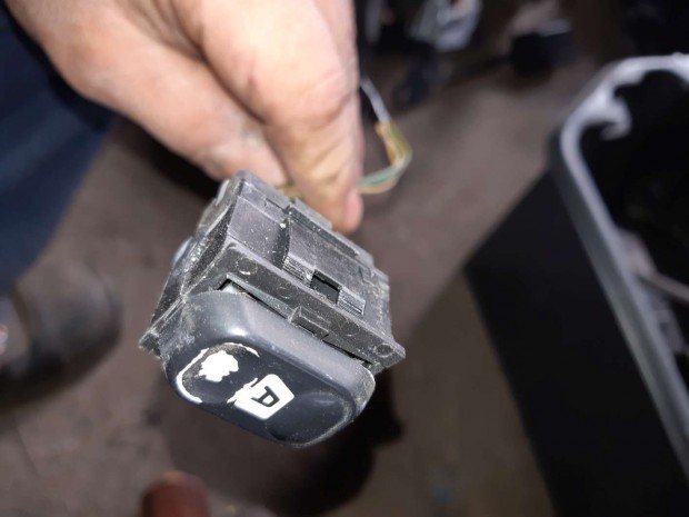 Peugeot Partner 02-08 Ablakemel� Kapcsol�