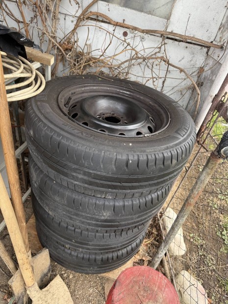 Peugeot, Citroen felni ny�ri gumival 195/65 R15