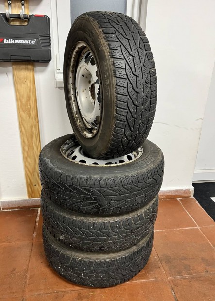 Peugeot / Citroen tligumi garnitra lemezfelnin 4x108 195/65R15