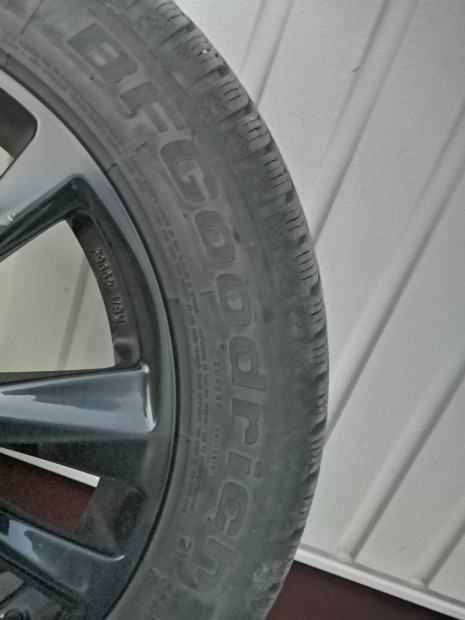 Peugeot alufelni gumival eladó.