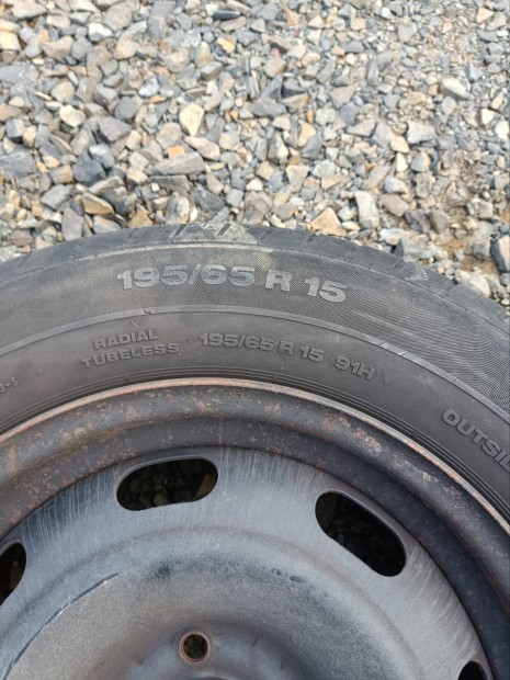 Peugeot lemez felni nyári gumival.