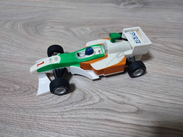 Pez cukorkatart adagol Racing Car Formula 1