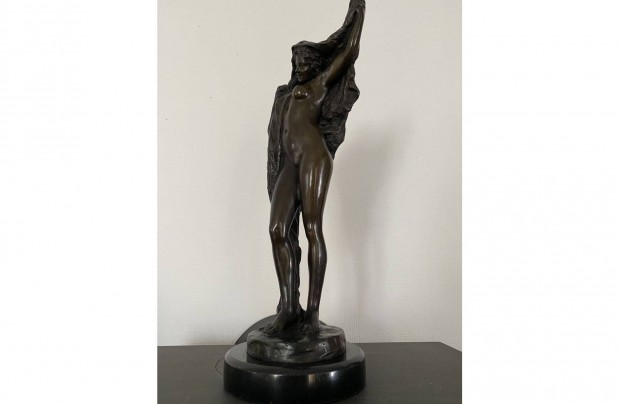 Phyliss szignlt bronz art deco szobor