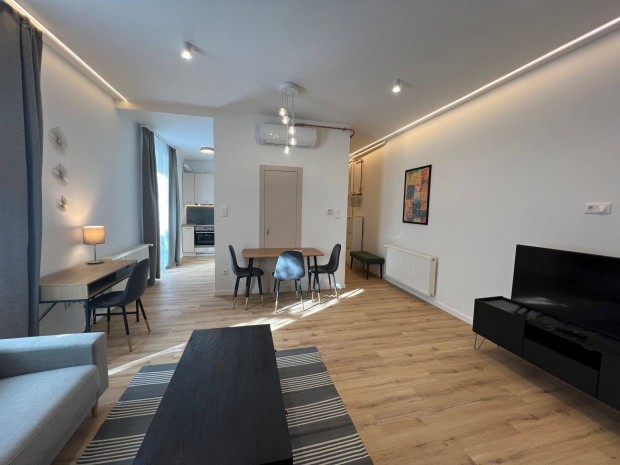 Piac utcai modern lak�s kiad�