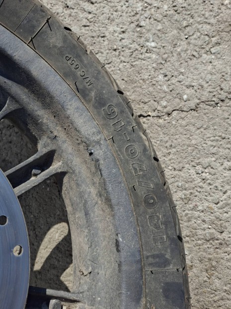Piaggio Beverly 250i hátsó felni gumival