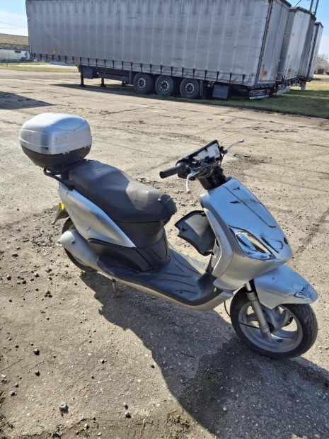Piaggio Fly 125 bontott alkatr�szek