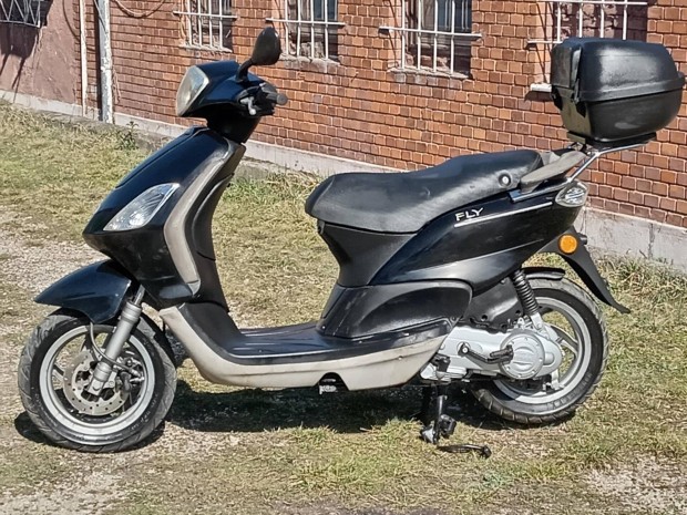 Piaggio Fly 50 négyütemű nagytestű