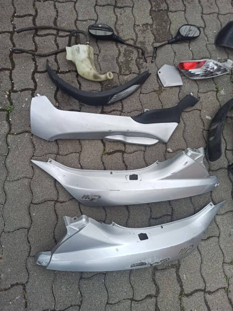 Piaggio MP3 alkatrészek egyben vagy darabonként is eladó