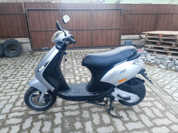 Piaggio Zip ll 4T robog 