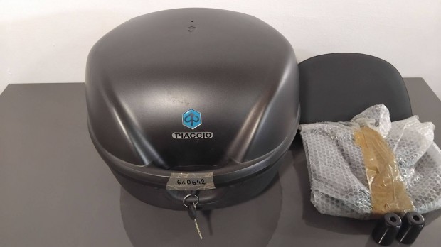 Piaggio gyári doboz, háttámlával, platnival