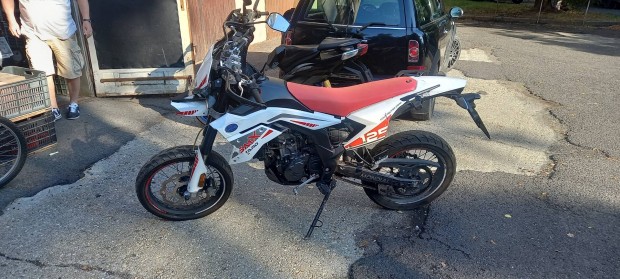 Piaggio motoros Supermoto