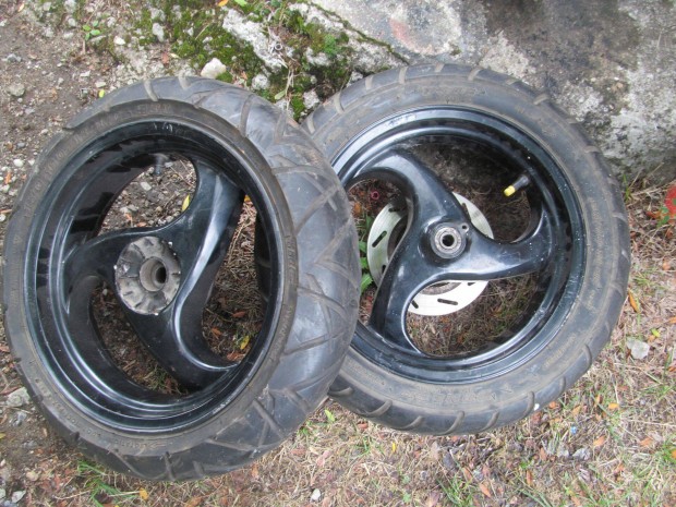 Piaggio nrg kerekek párban eladóak