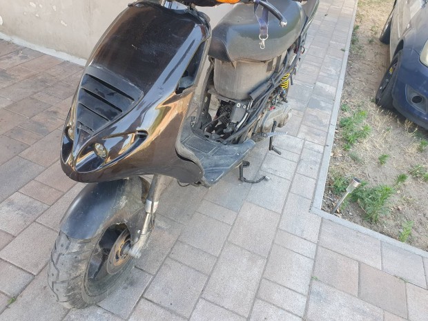Piaggio robog  hinyos alkatrsznek egyben.