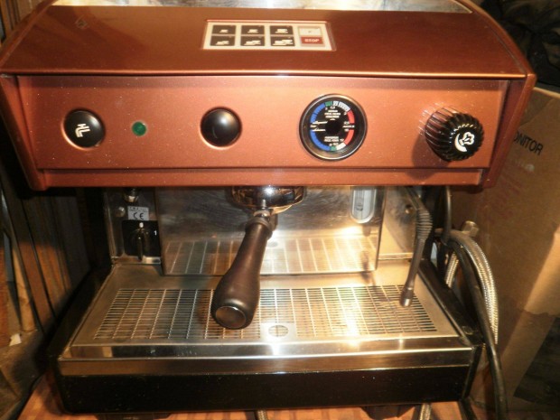 Piazza Doro eszpresszógép 1 csoportos, és egy kávédaráló