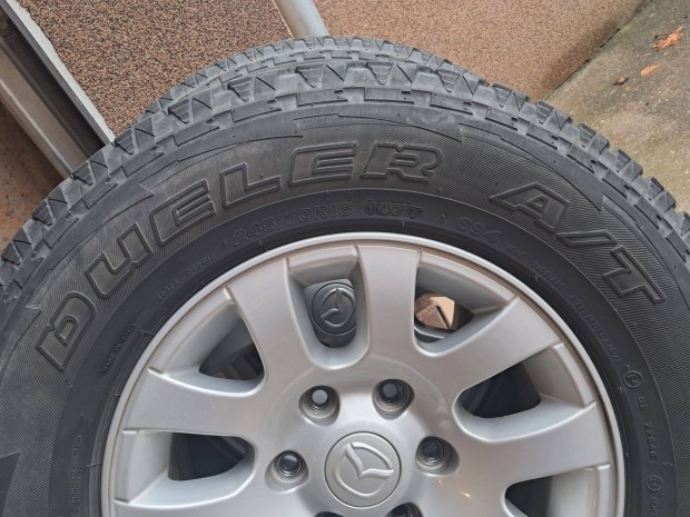 Pick-up ny�ri gumi. Bridgestone Dueler A/T 245/70 R16 107T