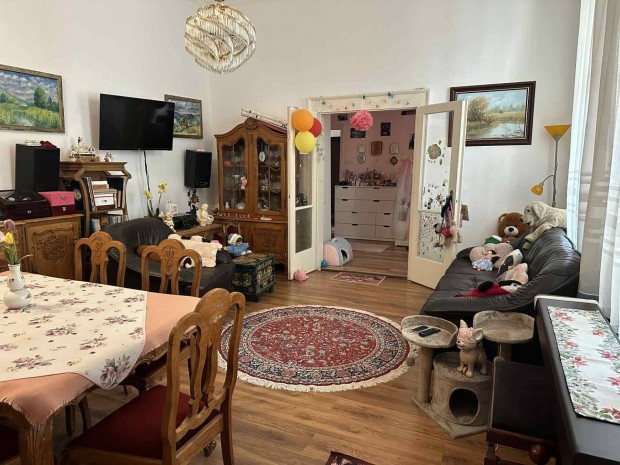 Pihen� kertes h�z elad� a Szent Istv�n utc�n!