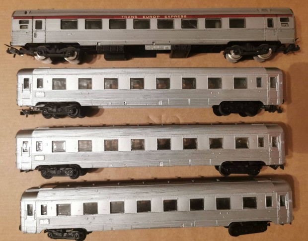 Piko H0 inox személykocsi, vasút modell szerelvény