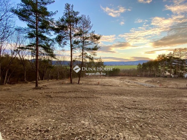 Pilisborosjen�i elad� 800 nm-es telek