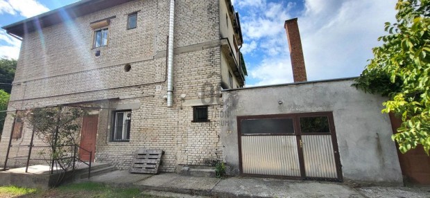 Pilisi 179 nm-es lak�s elad�