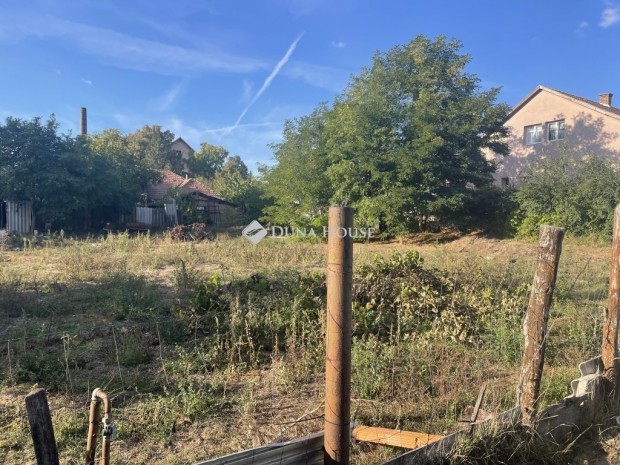 Pilisi 596 nm-es telek elad�