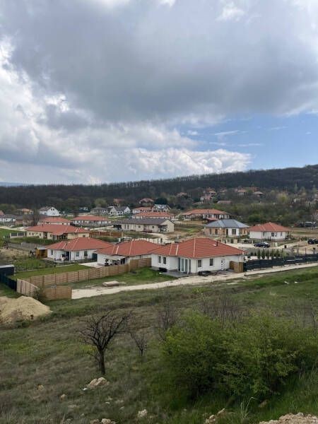 Pilisj�szfalu kedvelt lak�parkj�ban elad� egy csod�s fekv�s�, ...