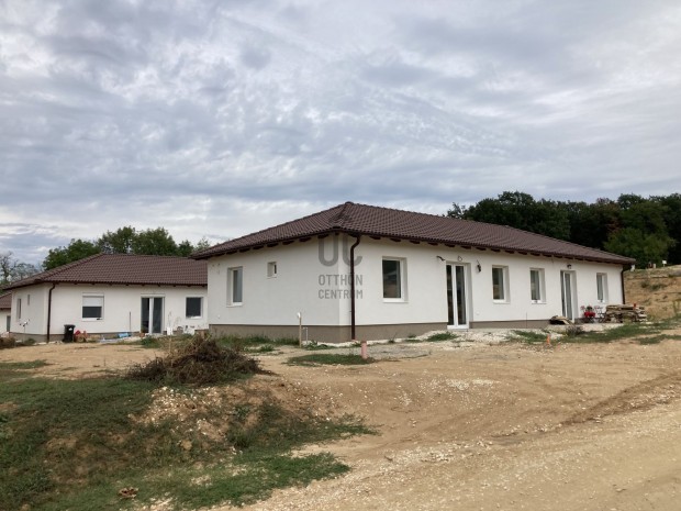 Pilisjászfalui eladó új építésű tégla ikerház