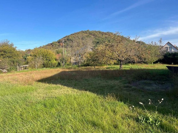 Pilisj�szfalun elad� egy 1282 nm-es panor�m�s enyhe lejt�s� sz�les utc