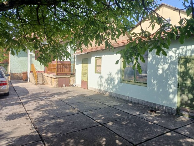 Pilisszentiv�n  nagy telek, stabil t�gla k�d�r-kocka, gar�zzsal �s me