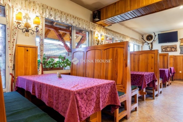 Pilisszentkereszt k�zpontj�ban, Dobog�k�i �ton