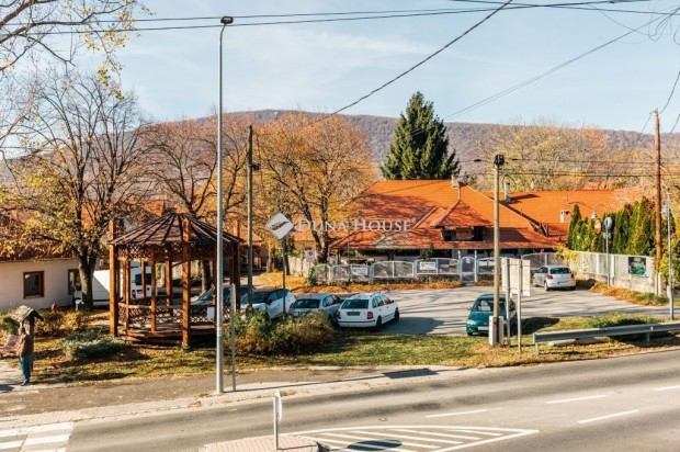 Pilisszentkereszt k�zpontj�ban, Pom�zi �ton