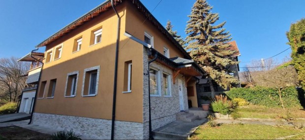 Pilisszentkereszten j�l megk�zel�thet� helyen, elad� egy romantikus, p