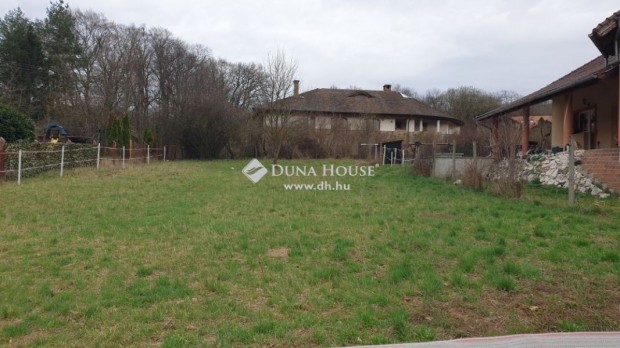 Pilisszentkereszti 840 nm-es telek elad�