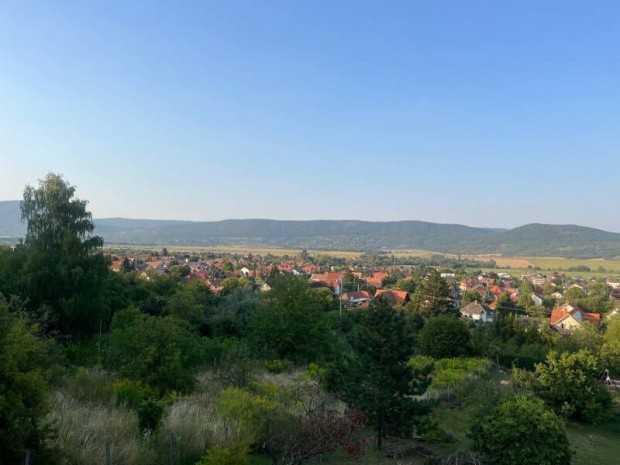 Pilisv�r�sv�ron, erd�h�z k�zel,csendes, j� helyen elad� egy 14...