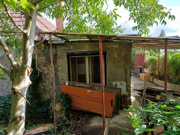 Pilisv�r�sv�ron, k�zel a vas�t�llom�shoz elad� egy teljesen fe...