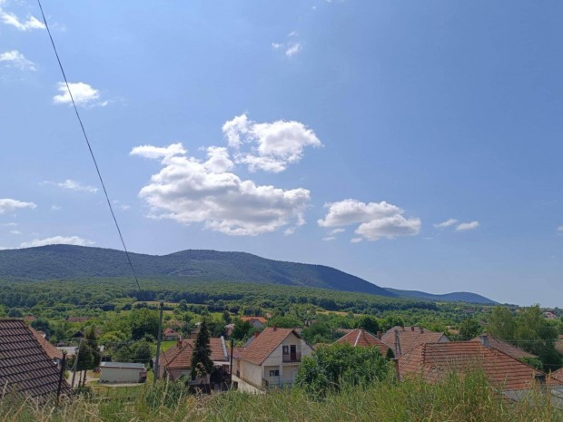 Pince elad Felstrknyban