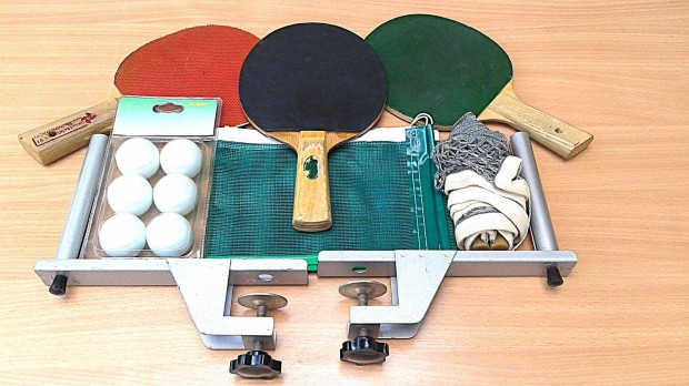 Pingpong szett: 2db hálótartó, 2db háló, 6db labda, 3db ütő