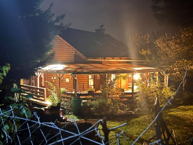 Pingyomon szigetelt csal�di h�z Elad�