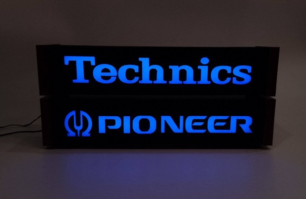 Pioneer s Technics felirat vilgt reklmtbla, dszlmpa
