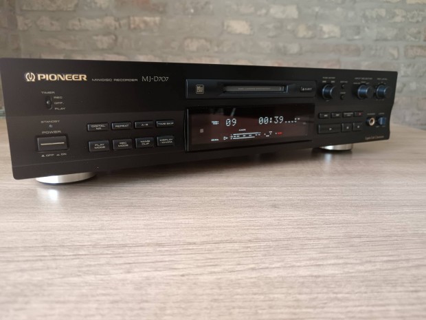 Pioneer minidisc recorder (MJ-D707) 