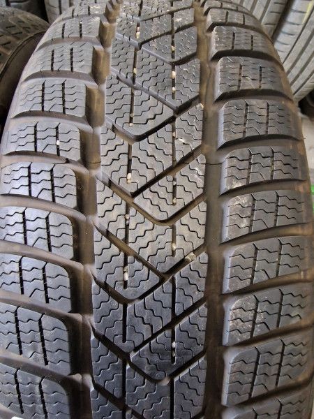 Pirelli 205/55R17 SOTTOZERO3 7mm DOT20 hasznlt gumi HG12231 tli